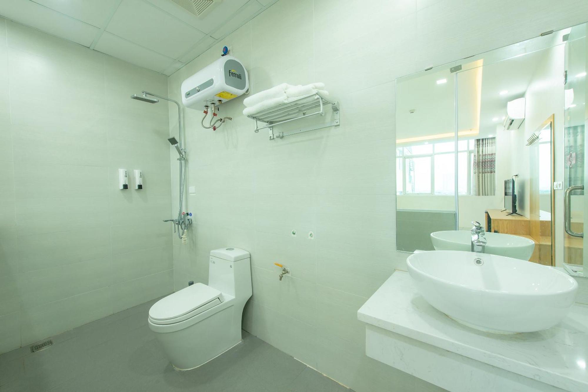 Capital O 417 Truong Son Hotel Hanoi Esterno foto