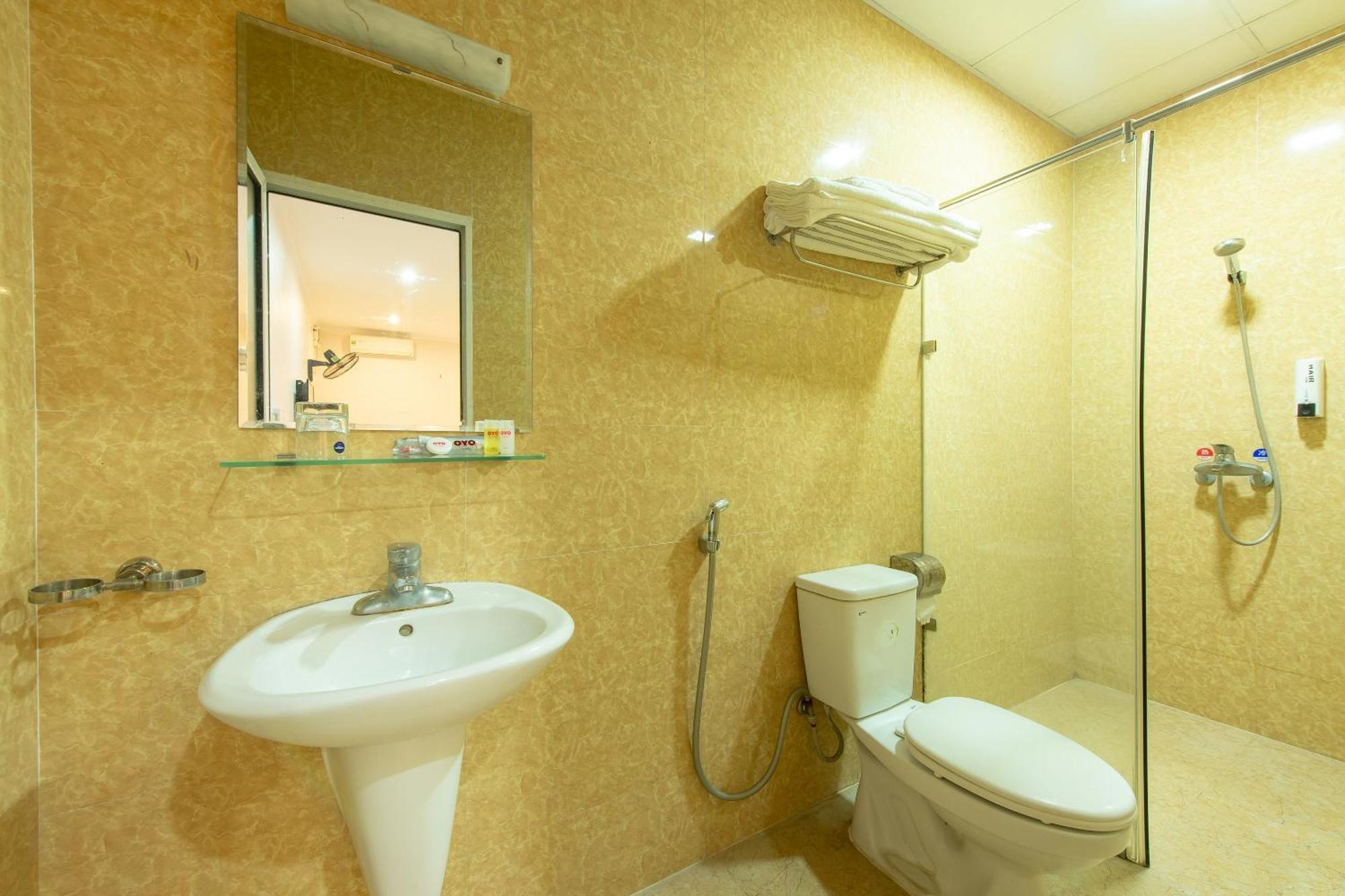 Capital O 417 Truong Son Hotel Hanoi Esterno foto